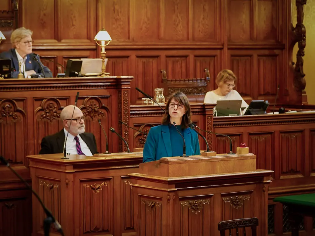 Astrid spricht am Podium im Gemeinderatssitzungssaal
